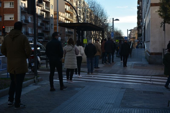 Foto 2 - Vuelven las colas en la calle Valencia para acceder a los test de antígenos gratuitos para personas con síntomas de coronavirus